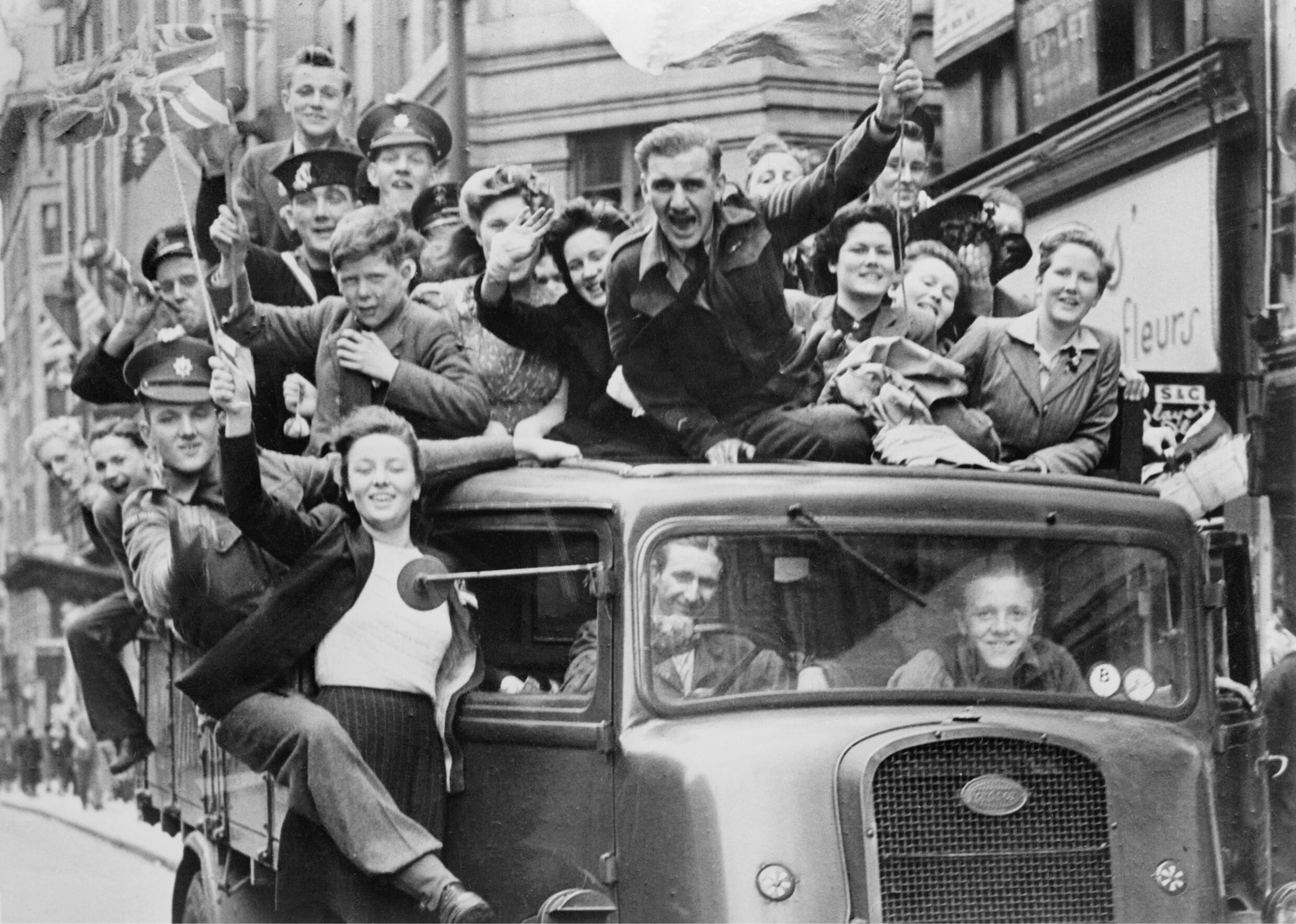Ve_Day_Celebrations_in_London,_8_May_1945