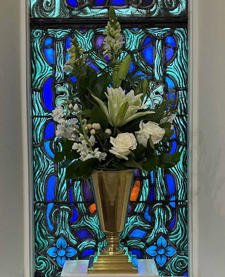 Flowers_Altar_White_Lily_White_Roses_White_Snap_Dragons